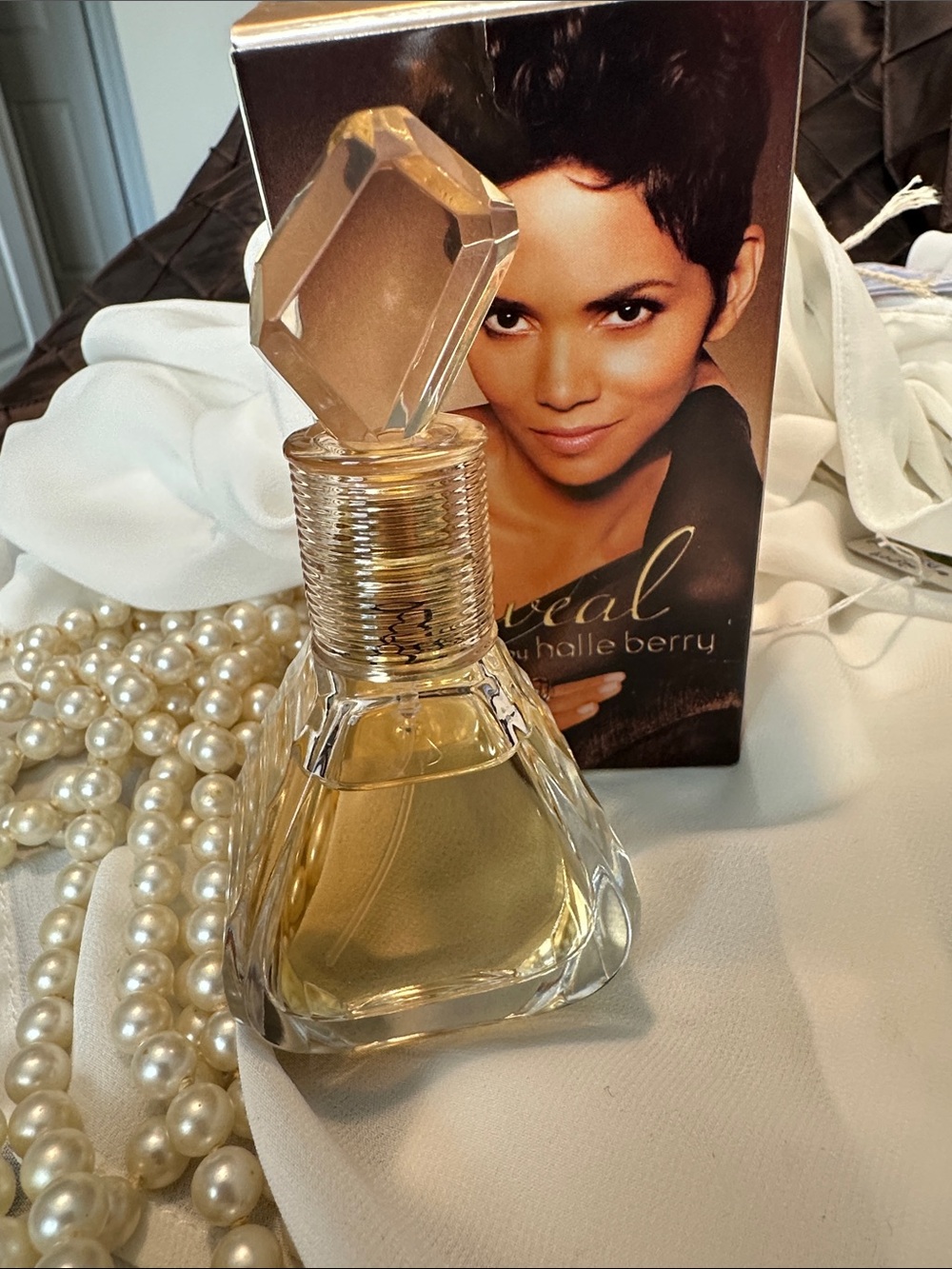 Reveal Eau de Parfum Spray - Clear Bottle with Light Gold Fragrance